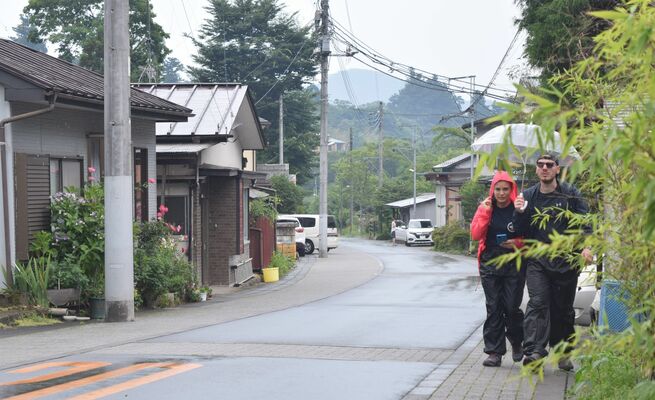 ベロンさんが宿泊したホテル周辺には、民家や宿泊施設が軒を連ねる。外国人旅行客の姿もあった＝27日午後、日光市内