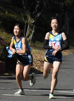 女子厚崎の2区君島(右)が4人抜きでトップに躍り出て3区平山にたすきをつなぐ=那須野が原公園特設周回コース、井上孝男撮影