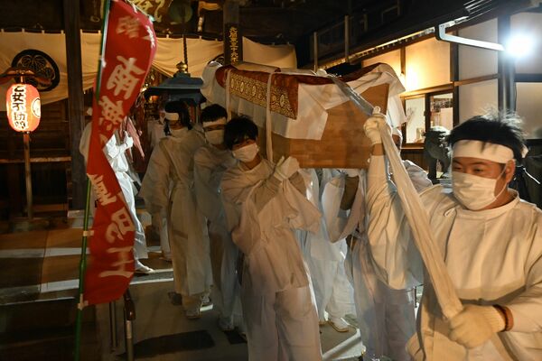 水行の後、本尊を遷座する男性ら