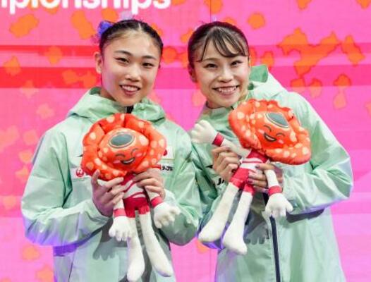 　女子個人総合で６位の岸里奈（左）と７位の杉原愛子＝ジャカルタ（共同）