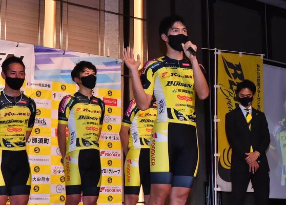 参加者に今季限りの退団を報告するブラーゼンの谷主将＝那須町内