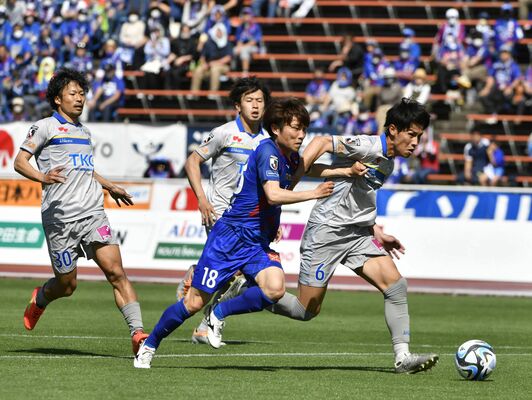 後半６分、相手ＭＦと競り合う栃木ＳＣのＤＦ大森（右）＝甲府市のＪＩＴリサイクルインクスタジアム