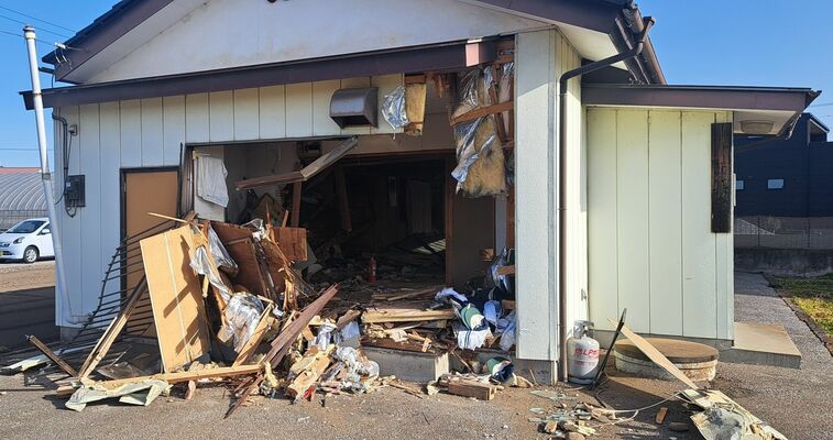 車が突っ込み、大破した集会所＝13日午前、宇都宮市下桑島町（近隣住民提供）