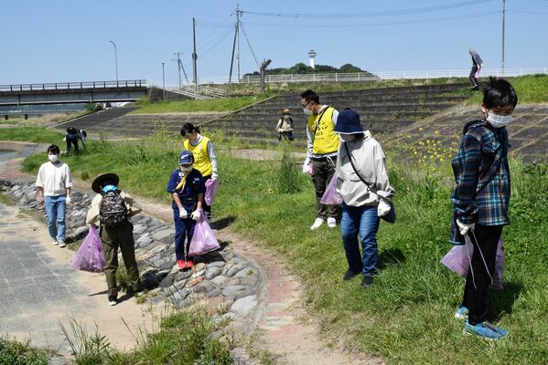 クリーンキャラバンでごみ拾いをする子どもら