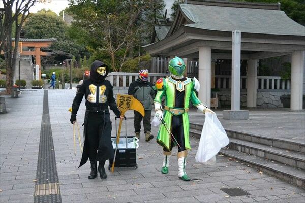 ごみ拾いをするトチノキッド、介護戦士イーグルタイガー、スラウザー（右から）