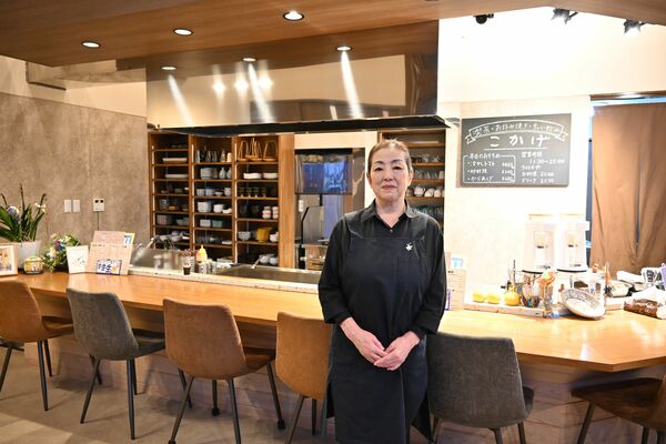 店内に立つ鳥山さん