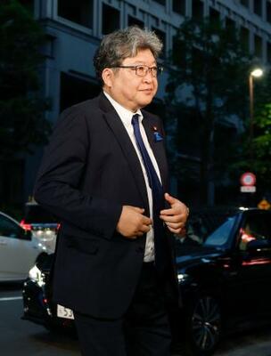 　安倍元首相をしのぶ会合に向かう、自民党の萩生田幹事長代行＝１５日夜、東京都千代田区