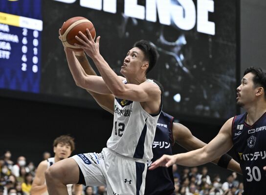 第２クオーター２分、アタックするブレックスの高島＝横浜市の横浜ＢＵＮＴＡＩ、湯田大士撮影