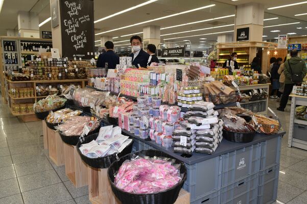 ＦＫＤインターパーク店にオープンした厳選した商品を販売するアメカゼ＝１０日午後、宇都宮市