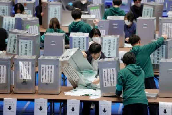 　東京都港区で行われた衆院選の開票作業＝８日夜