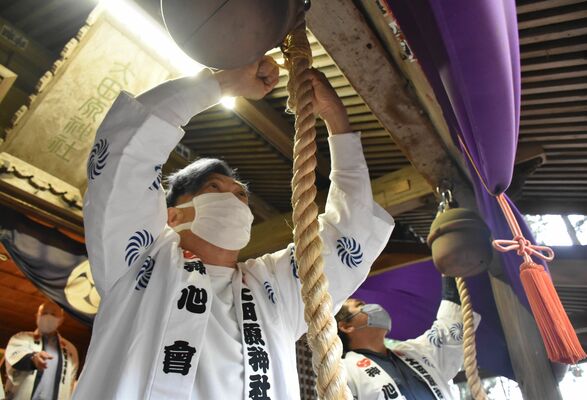 コロナ後を見据え、鈴緒を据え付ける神心会の会員