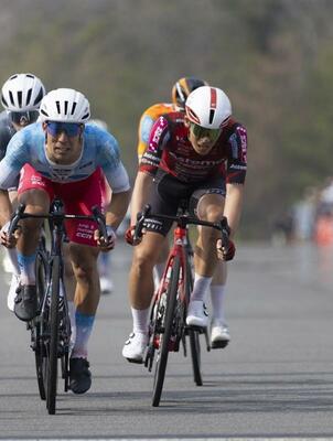 2位争いのスプリントでフィニッシュラインに飛び込むブリッツェンの谷(右)=広島県中央森林公園サイクリングコース
