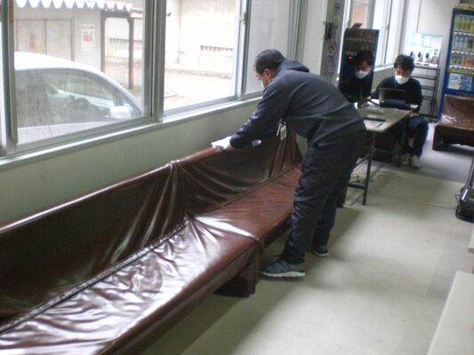 避難所内の消毒作業を行う山崎さん（中央）＝１日午前、金沢市（山崎さん提供）