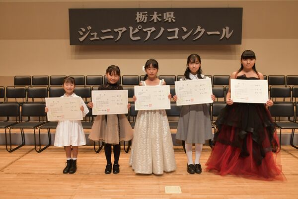 最優秀賞に輝いた（左から）井上さん、松本さん、吉澤さん、久保田さん、大橋さん＝３日午後、県総合文化センター