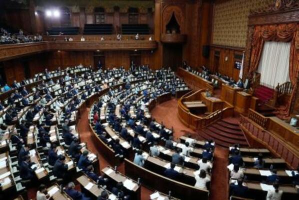 改正種苗法を可決、成立した参院本会議=17日午前