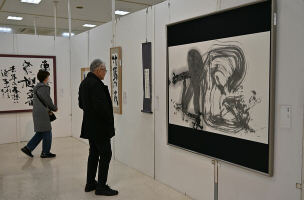 幅広い作品が展示されている「栃木の書壇50人展」=28日午前、宇都宮市インターパーク6丁目