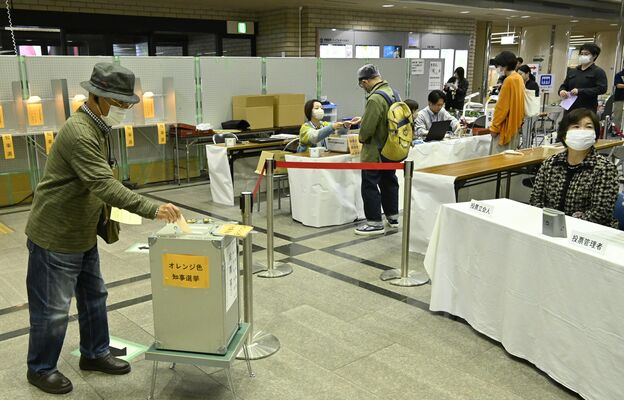 知事選の期日前投票で１票を投じる有権者＝１日午前、宇都宮市役所