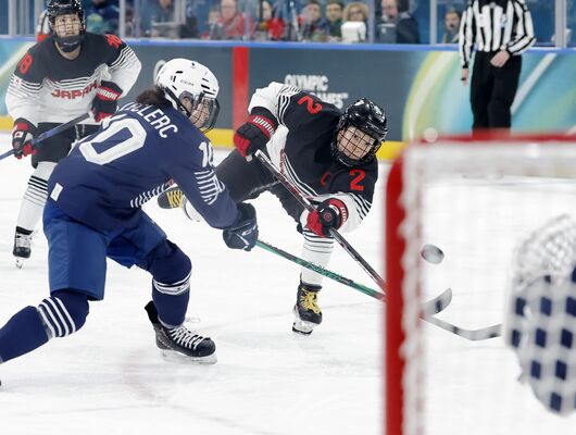 日本－フランス　第２ピリオド、ゴールを狙う小池（２）＝ミラノ（共同）