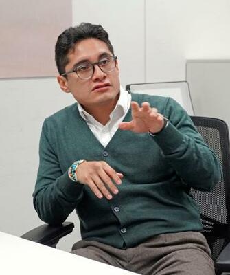 　取材に答えるミラノ・コルティナ冬季五輪組織委のサッフィオティ氏＝イタリア・ミラノ（共同）