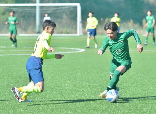 後半、ドリブルで縦に仕掛けるヴェルディＳＳ小山Ｕ－14のＦＷ大山（右）＝ウイングスＳＣ大谷フィールド