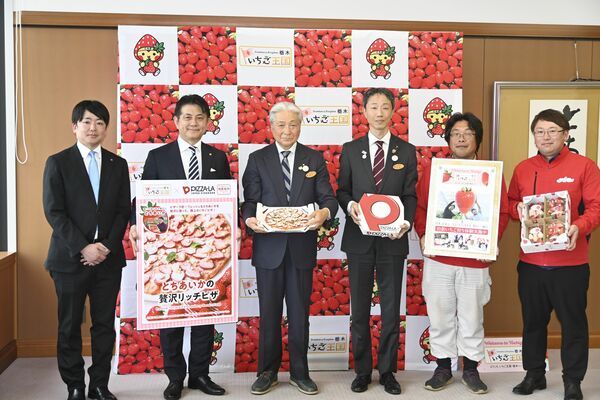 ピザの発売を報告した光岡取締役専務執行役員（左から２人目）と福田知事（同３人目）ら＝28日午後、県庁