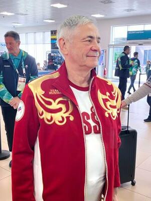 取材に応じるロシア・パラリンピック委員会のロシコフ会長=3日、イタリア・ベネチア(共同)