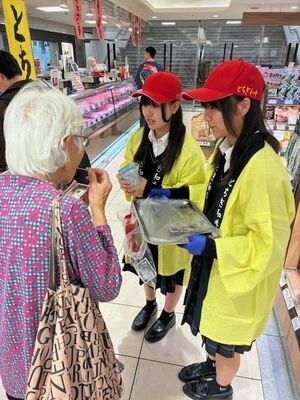 都内で「とちぎ和牛」の店頭販売やPR活動をする栃農高生