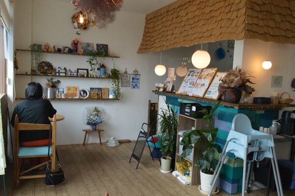 雑貨や植物などで彩られた店内