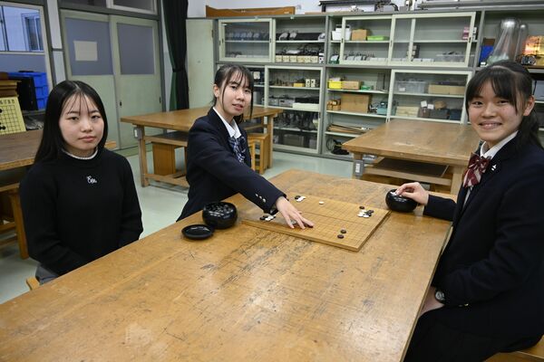 囲碁の全国選抜大会に出場する（左から）中島さん、桜澤さん、阿久津さん