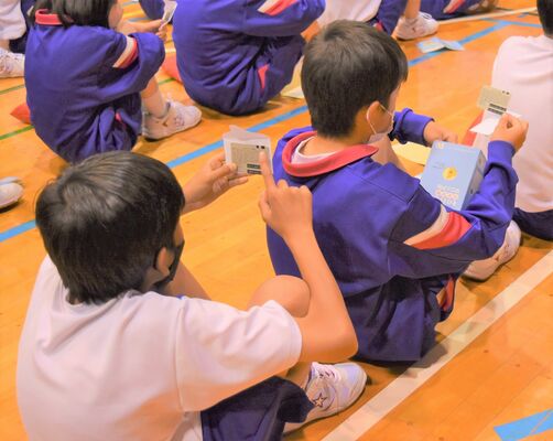 トトラを手にする宇都宮市清原中の１年生。出前講座ではＬＲＴ利用が呼びかけられた＝６月７日