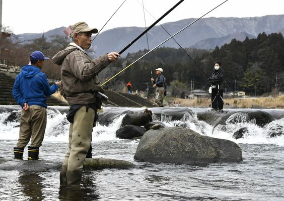 箒川で渓流釣りを楽しむ人たち