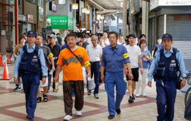 大阪府警布施署が実施した住民らとの合同パトロール=11日午後、東大阪市
