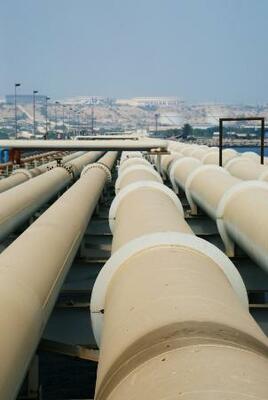 タンカーが接岸する岸壁に原油を運ぶパイプライン=2016年8月、イラン南部カーグ島(共同)