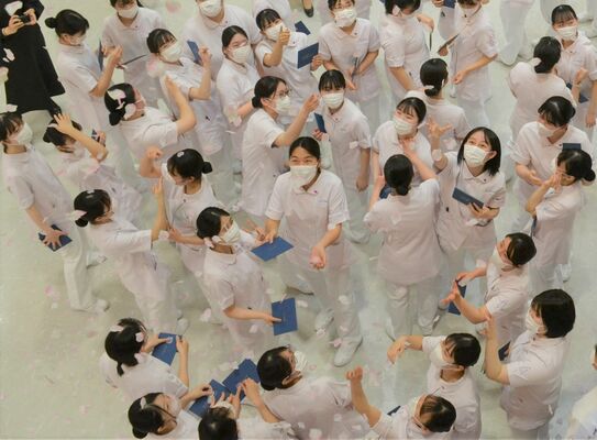 サプライズのフラワーシャワーに喜ぶ学生
