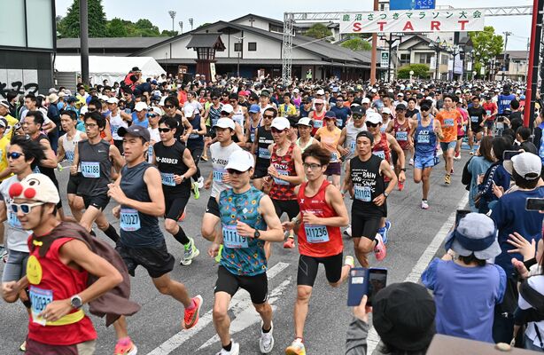 一斉にスタートを切るランナーたち