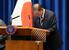 　記者会見を終え、一礼する石破首相＝７日午後６時４８分、首相官邸