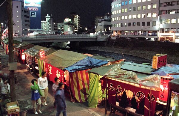 昭和の宇都宮の夜を彩ってきた宮の橋の屋台。田川改修工事に伴う立ち退きで大半が姿を消した。
