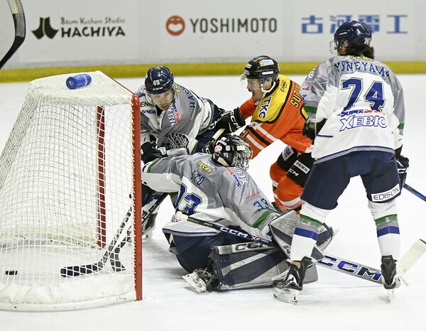 第１ピリオド10分32秒、バックスのＦＷ鈴木健（右から２人目）が先制ゴールを決める＝日光霧降アイスアリーナ、森田大地撮影