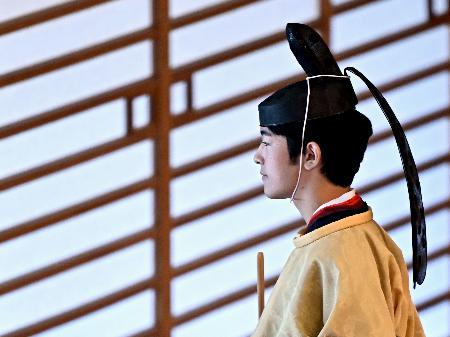 　「加冠の儀」を終えられた秋篠宮家の長男悠仁さま＝６日午前１０時２１分、宮殿・春秋の間（代表撮影）