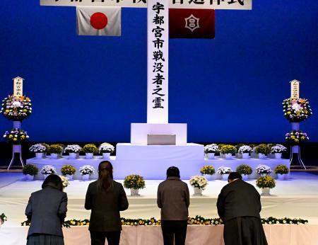 戦争犠牲者を悼む「宇都宮市戦没者追悼式」で献花する参列者=21日午後、宇都宮市