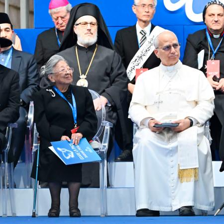 国際会議に出席した近藤紘子さん(左)。右はローマ教皇レオ14世=28日、ローマ(共同)