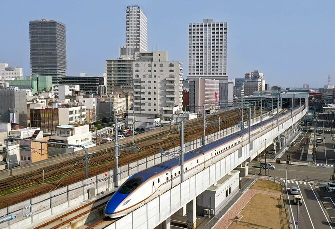 福井市内を走行する北陸新幹線（日本空撮・小型無人機ドローンで撮影）