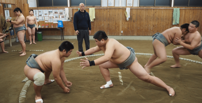 厳しさの中にも、温かみのある指導をする三田監督(真ん中左)。激しくあたる体の音が土俵に響きます。