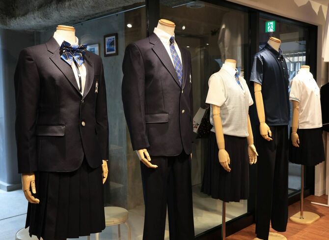 2025年度から神戸市立中学校で本格導入される「神戸モデル標準服」=神戸市中央区磯上通4、カンコーショップ神戸