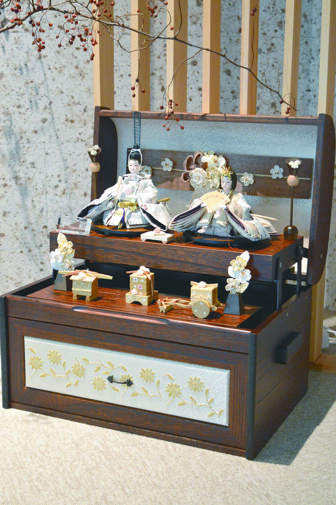 収納もできる大きな針箱のような飾り台