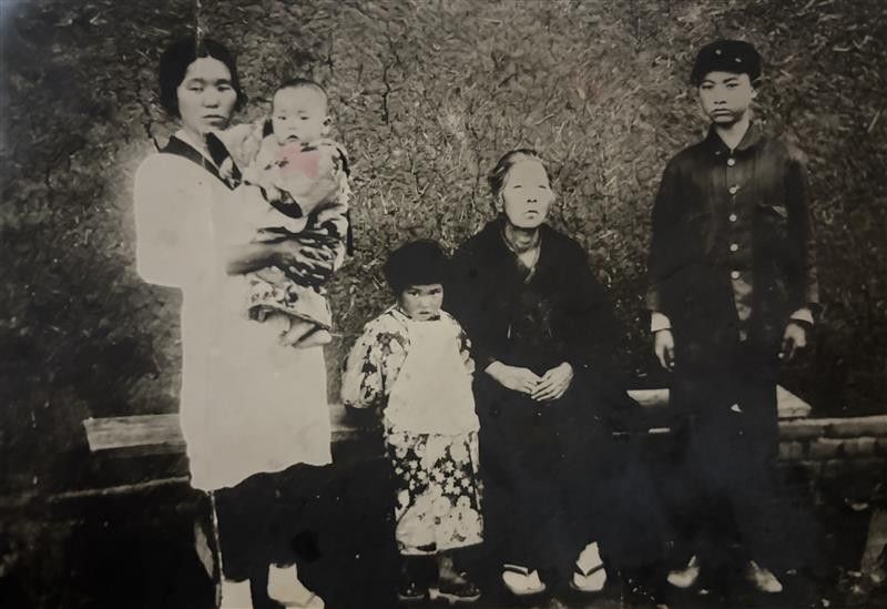 終戦前に満州で撮影された家族写真。ヨシミさんは右から３人目