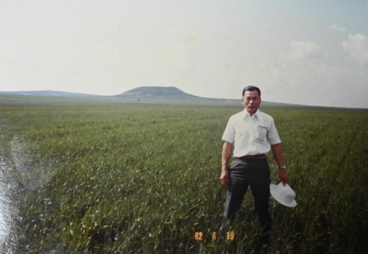 戦後、岡見さんが開拓した旧満州東北部を訪れた際の写真。広大な平原で麦などを育てたという