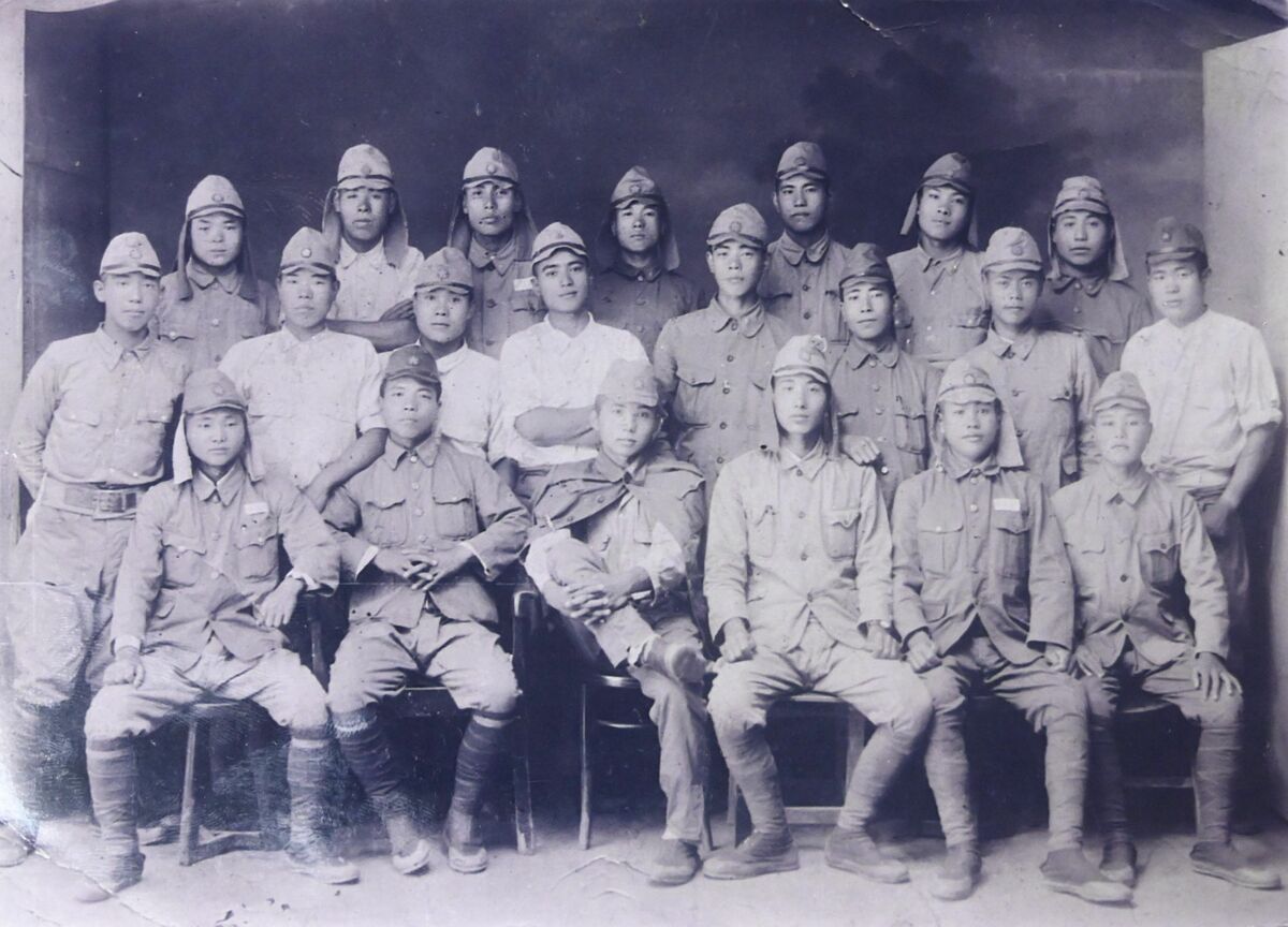 満蒙開拓青少年義勇軍の仲間との集合写真。前列左から２人目が岡見さん