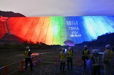 貯水すると見えなくなる堤体がカラフルに　建設中の鹿沼・南摩ダムで感謝の…