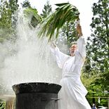 日光・清滝神社で「湯立て神事」　気合で全身に熱湯、地域の繁栄願う